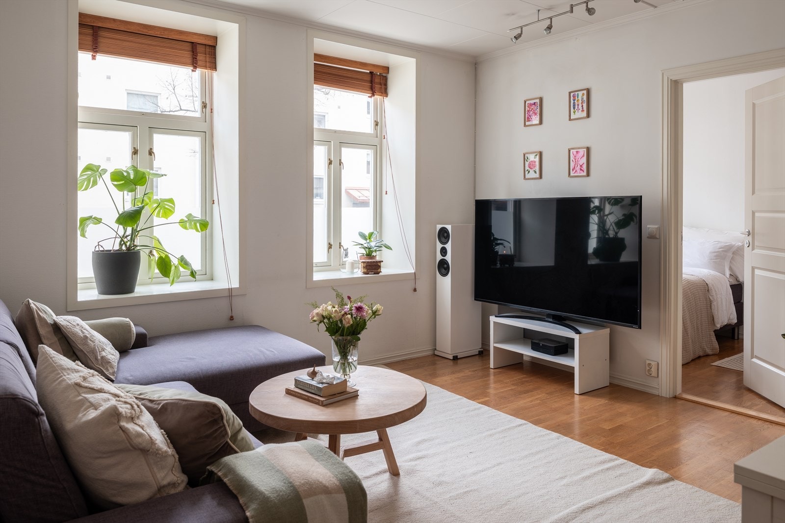 Stuen er lys og innbydende med gode møbleringsmuligheter. Her er det flotte klassiske vinduer som skaper særpreg og som sørger for godt med naturlig lysinnslipp. Galleribilde