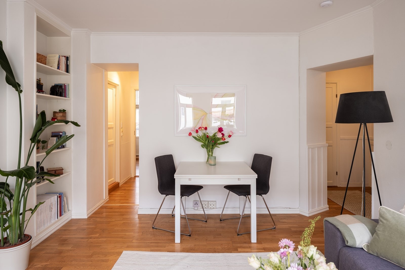 I stuen er det også plass til et spisebord. Galleribilde