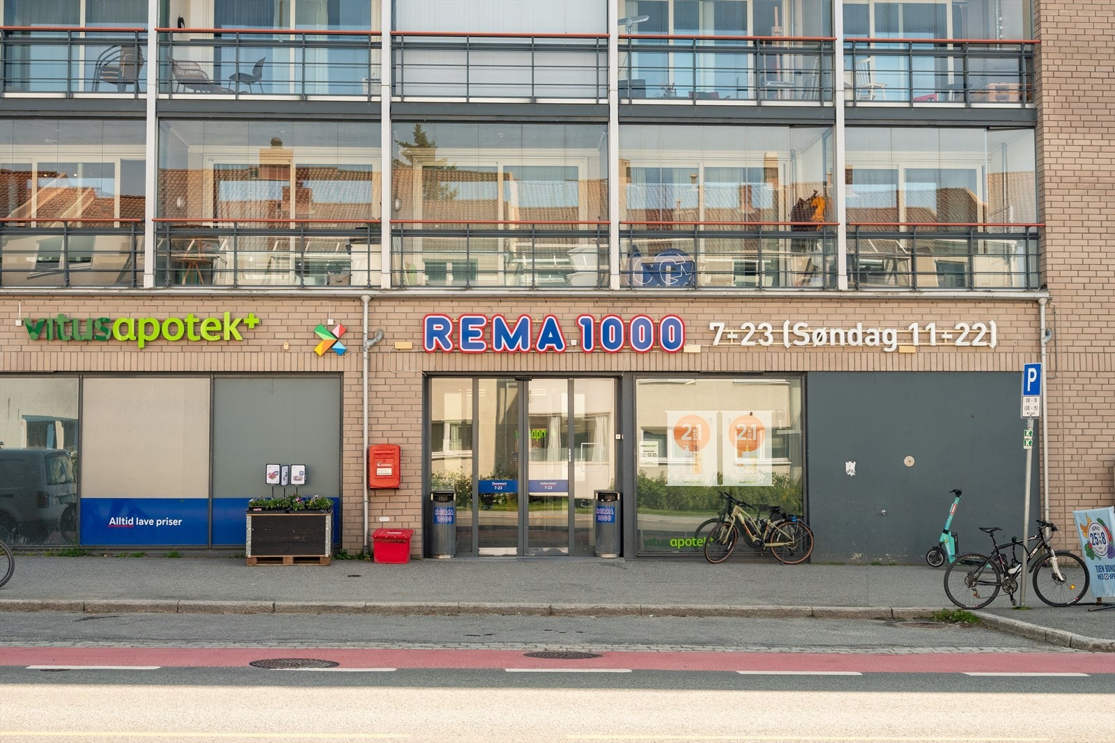 Det er få minutters gange til både Rema 1000 Rosenborg, Rema 1000 Møllenberg og Bunnpris Rosenborg. Galleribilde