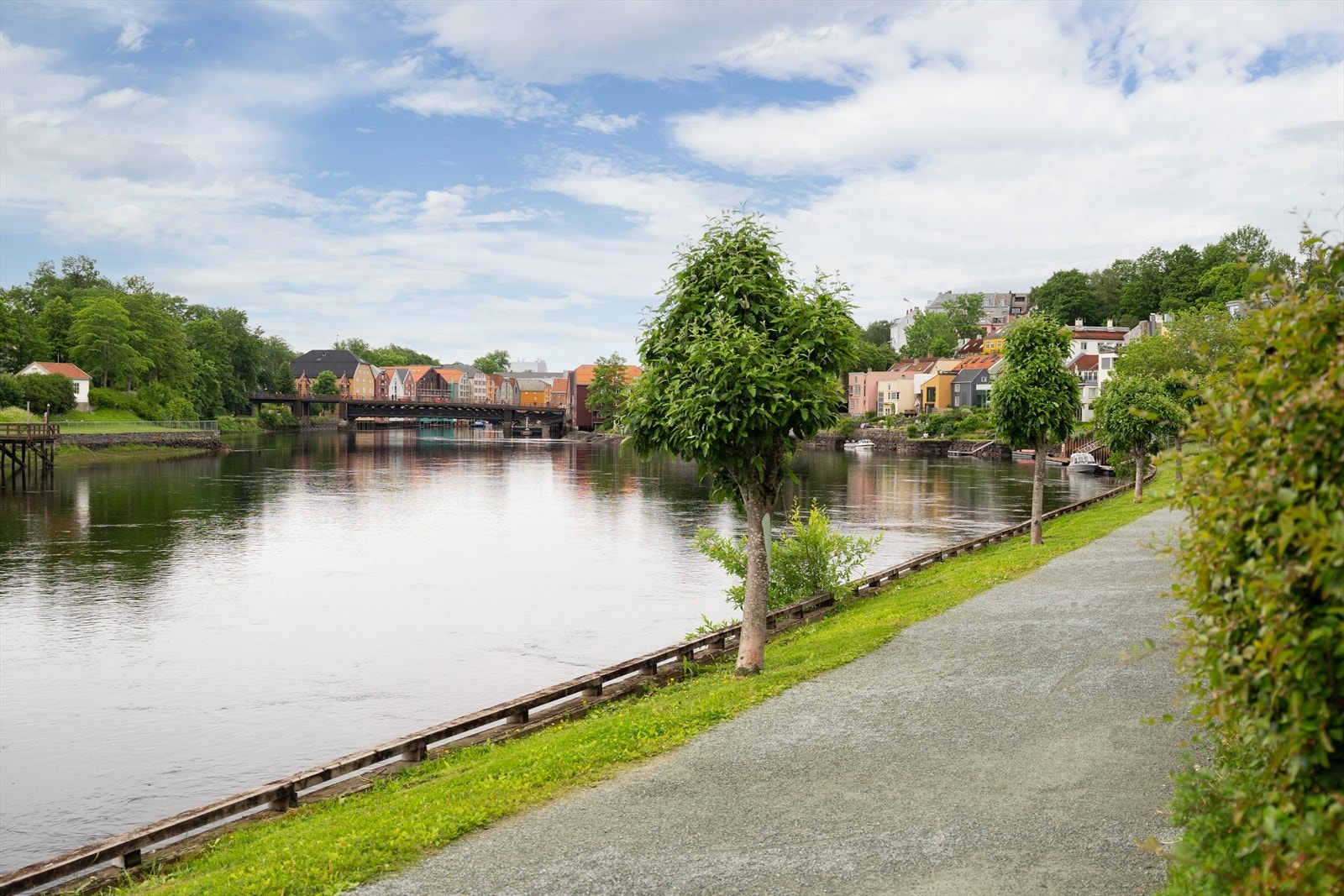 Fra leiligheten er det gangavstand til historiske Bakklandet, med trivelige trehus, brosteinsgater og et rikt utvalg av hyggelige kafeer og unike butikker. Fra Bakklandet kan du ta turen over Gamle bybro, gjennom Lykkens portal og over til Midtbyen Galleribilde