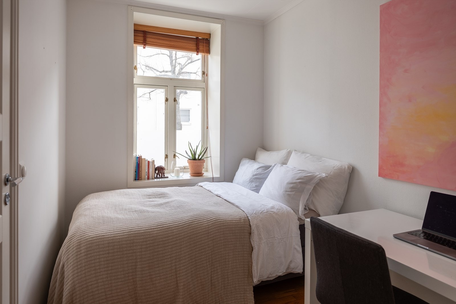 Det andre soverommet har også plass til dobbeltseng, kontorplass og garderobeløsning. Galleribilde