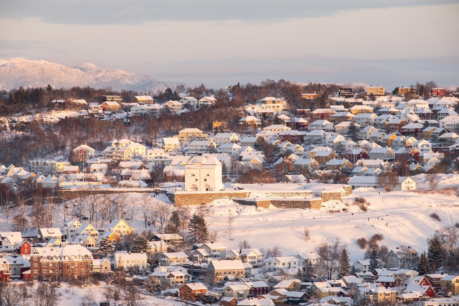 I nærområdet finner du vakre Kristiansten Festning med fantastisk utsikt over Trondheim by og store, flotte parkområder med plass til både grilling og sosiale sammenkomster. Galleribilde