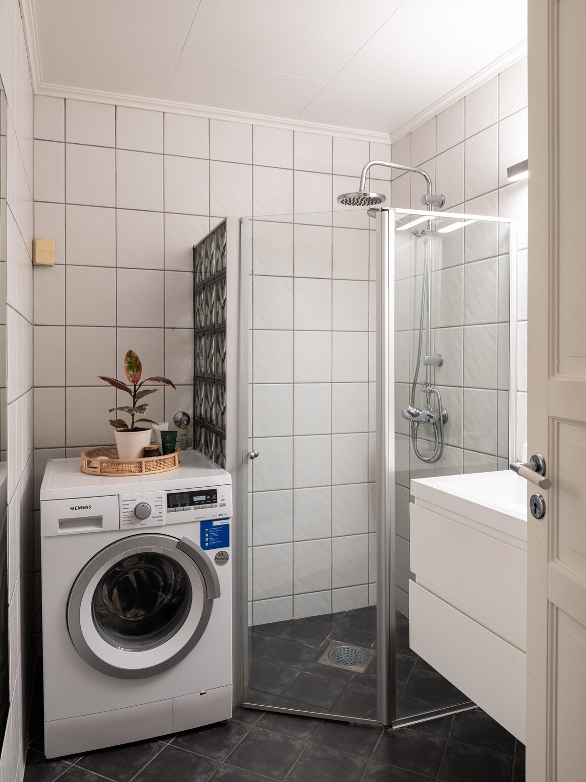 Pent bad med alt du trenger som blant annet opplegg til vaskemaskin. Varmekabler i gulv. Galleribilde