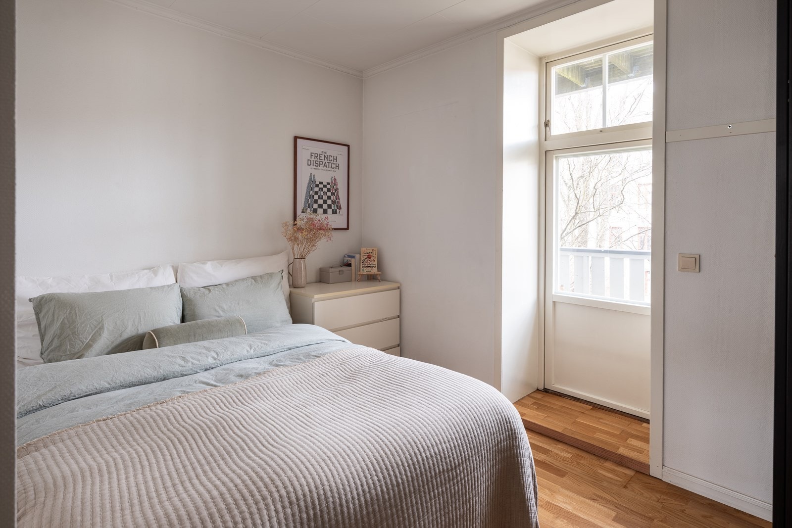 Leiligheten har to soverom som måler ca. 9 m². Fra dette soverommet er det utgang til verandaen. Galleribilde