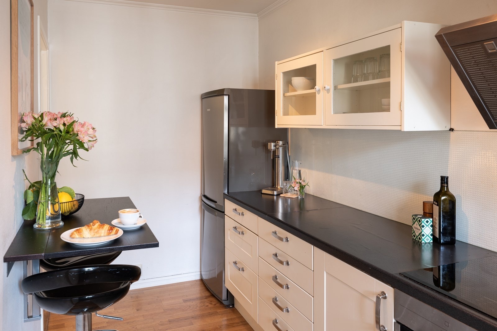 Kjøkkenet har et barløsning som passer perfekt til morgenkaffen eller en rask frokost. Det er integrert platetopp og stekeovn i tillegg til opplegg til oppvaskmaskin. Galleribilde