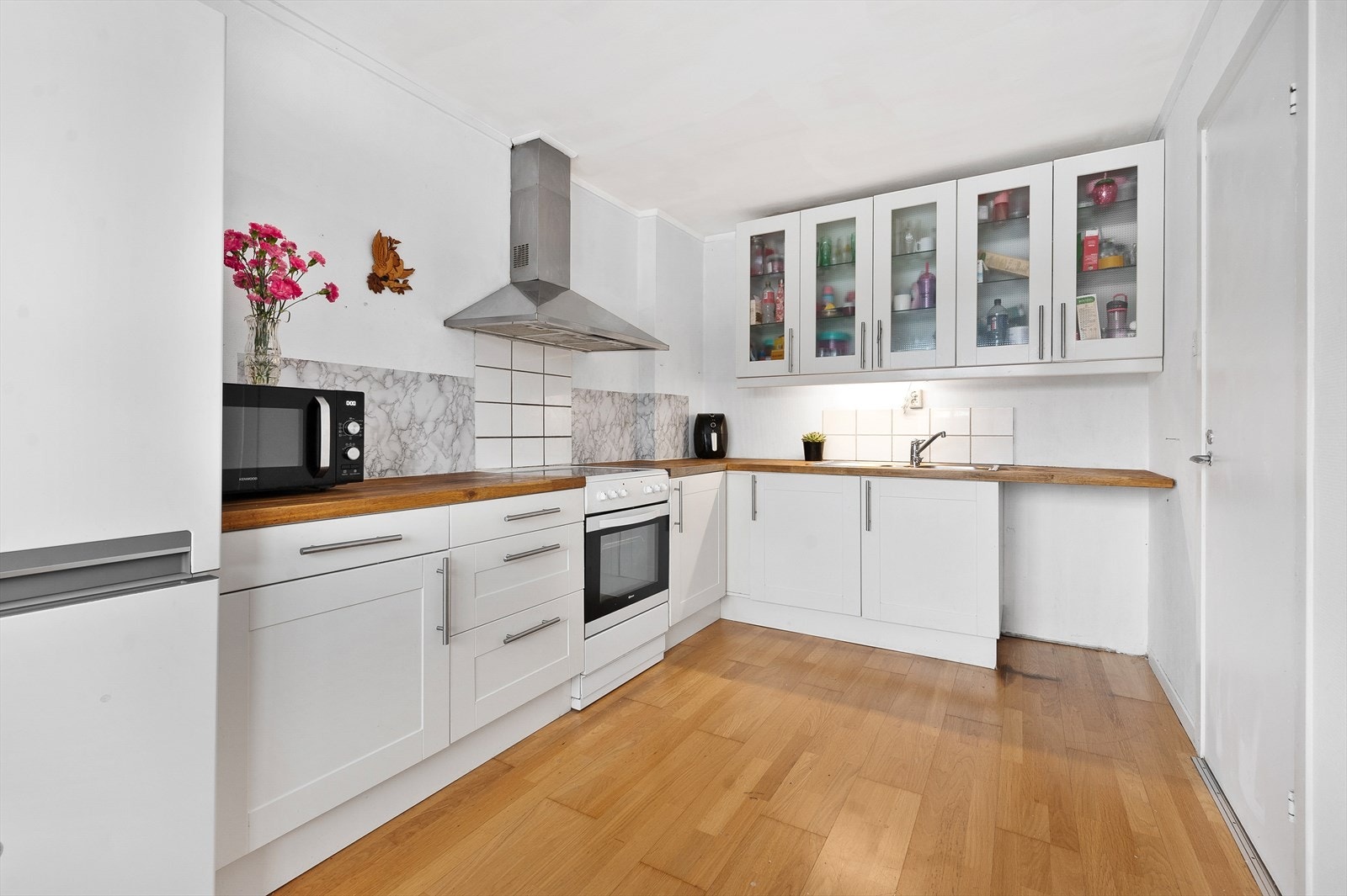 Lyst kjøkken med sletter fronter. Galleribilde