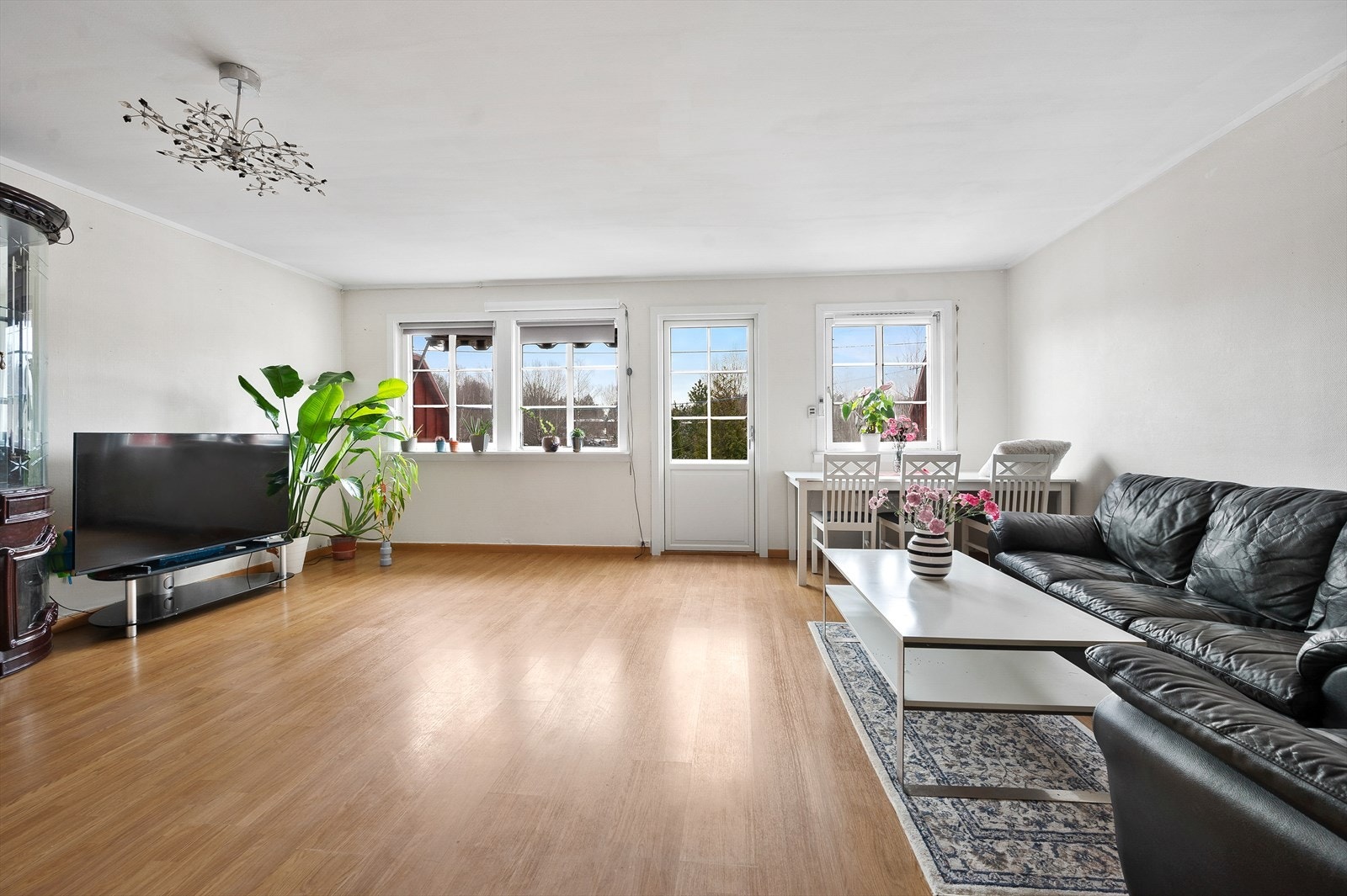 Åpen og lys stue med vedfyring og utgang til veranda. Galleribilde