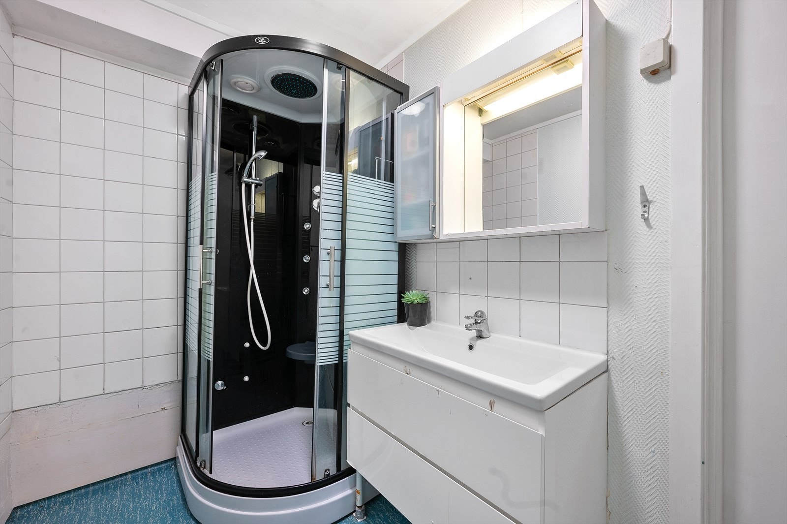 Bad med servant i møblement og dusjkabinett. Galleribilde