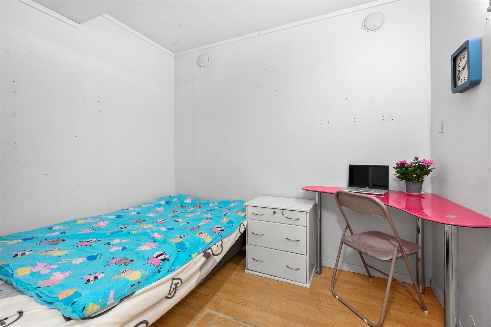 Bod i dag benyttet som kontor/ekstra soverom. Dette er ikke søkt godkjent hos kommunen og rommet er ikke godkjent for varig opphold. Galleribilde