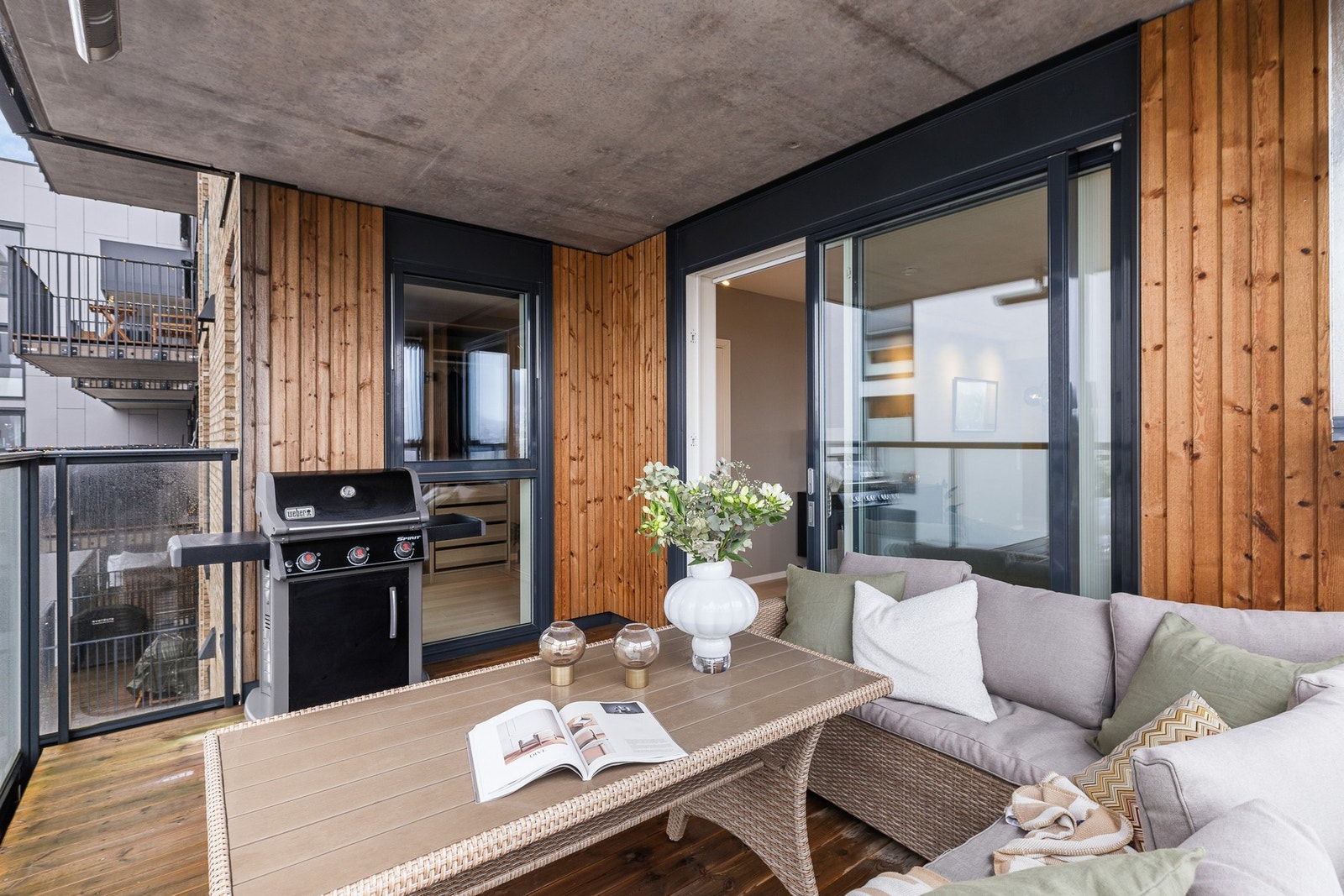 Her får du en moderne og gjennomført 5-roms leilighet med attraktiv beliggenhet og høy bokomfort. Galleribilde