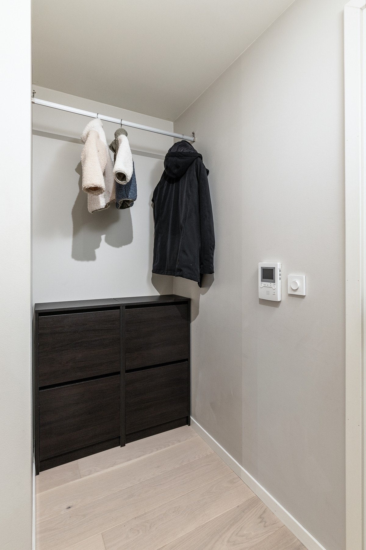 Entréen er innbydende og har et praktisk innhuk for oppbevaring av yttertøy og sko. Galleribilde