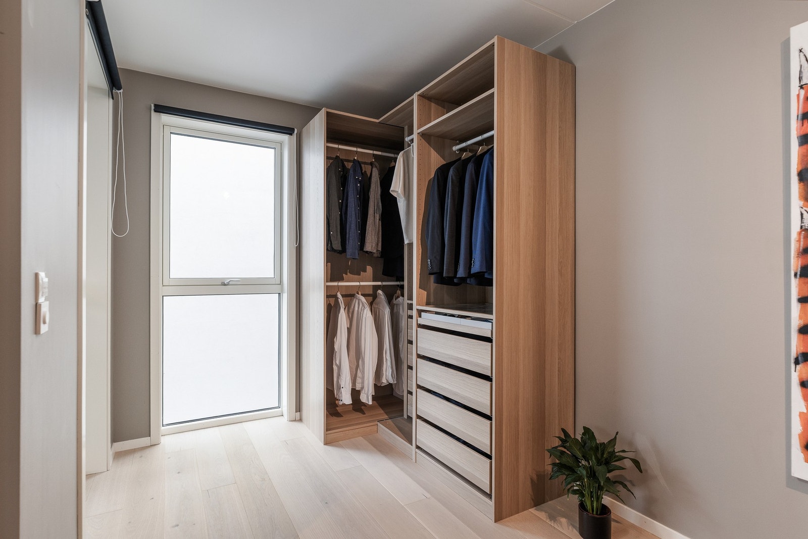 Dagens eiere har innredet ett av soverommene som en smart kombinasjon av walk-in-garderobe og hjemmekontor. Galleribilde