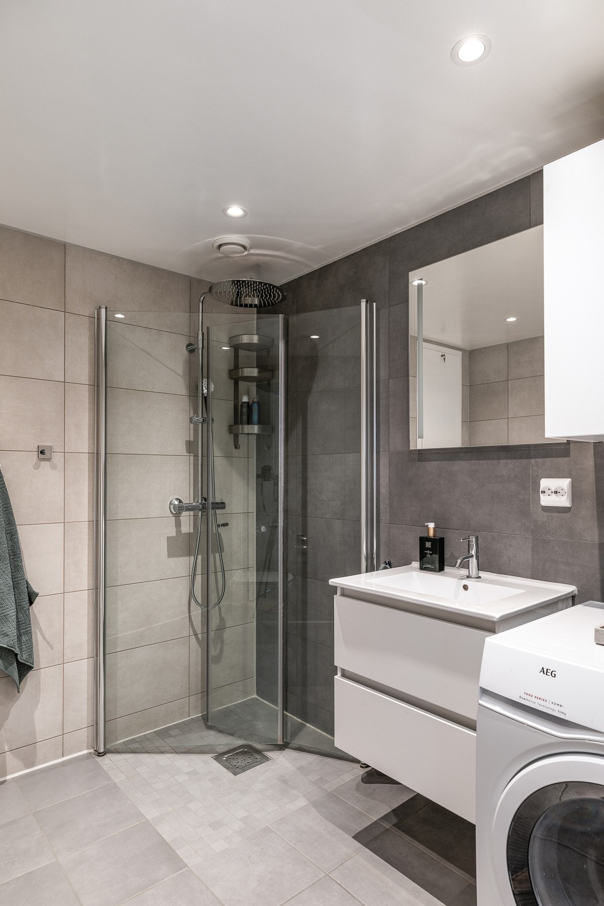 Baderomsinnredningen består av servant med benkeskap, veggskap og speil med belysning. Galleribilde