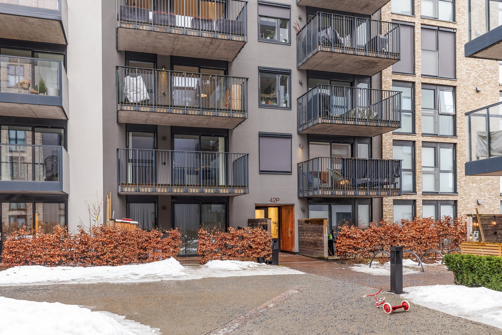 Her bor du lettvint og bekvemt med direkte heisadkomst til dagligvare, parkering og bod, samt servicetilbud og treningssenter rett utenfor døren. Galleribilde