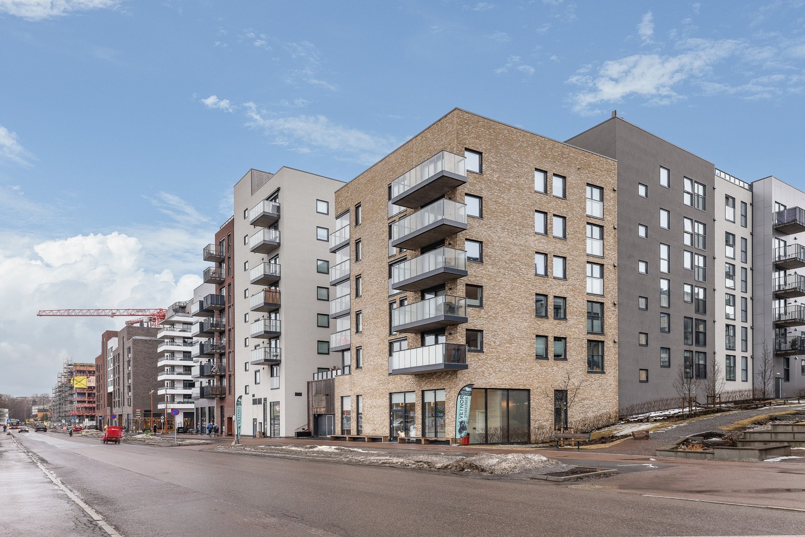 Dagligvarehandelen kan gjøres ved bl.a. Meny Frysjaparken, Rema 1000 på Stillatorget eller Joker rett borti gaten som er søndagsåpent. Galleribilde