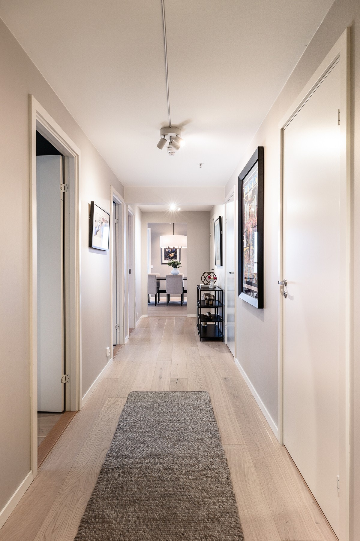 Boligen ligger i byggets 5. etasje og har praktisk adkomst via både heis og trapp. Galleribilde