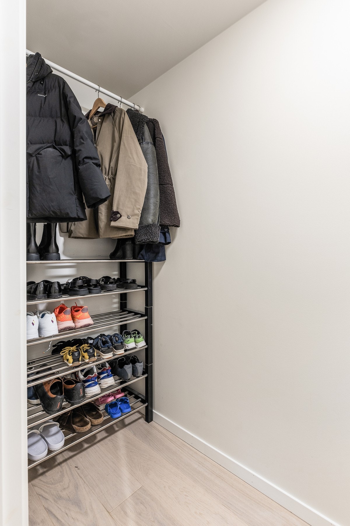 Boden har plass til både oppbevaring av tøy, i tillegg til ekstra fryser/kjøl som dagens eiere har gjort. Galleribilde