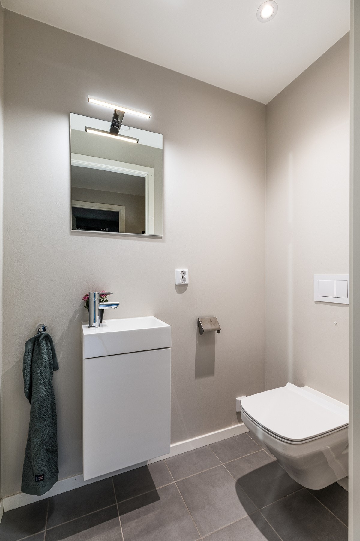 Boligen har også et praktisk toalettrom med servant med underskap, vegghengt toalett og speil med belysning. Galleribilde