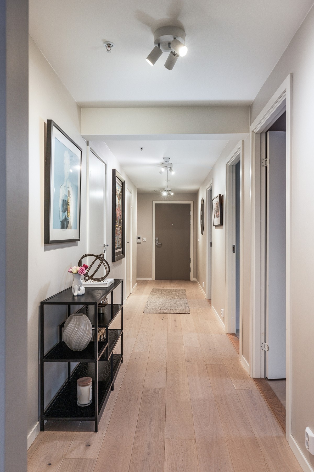 I entré/gang finner du en romslig bod som egner seg godt til oppbevaring av klær og andre eiendeler man ønsker å holde skjult. Galleribilde