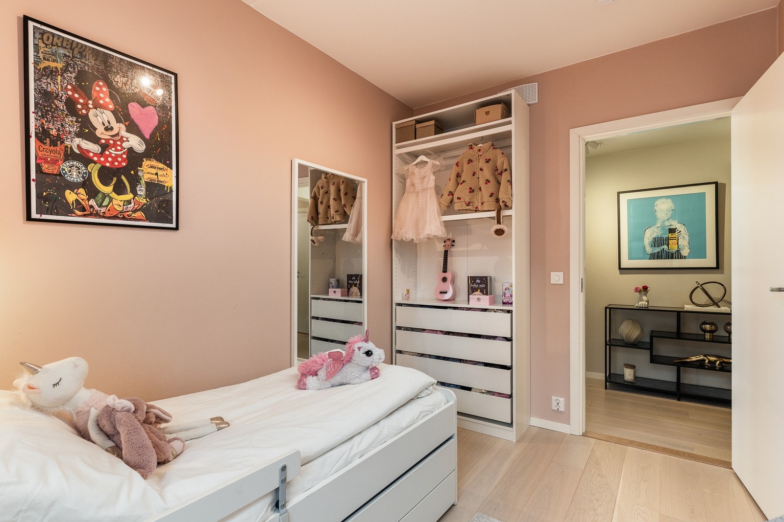 To av disse ligger vegg i vegg med hovedsoverommet, mens det tredje ligger i tilknytning til stuen. Galleribilde