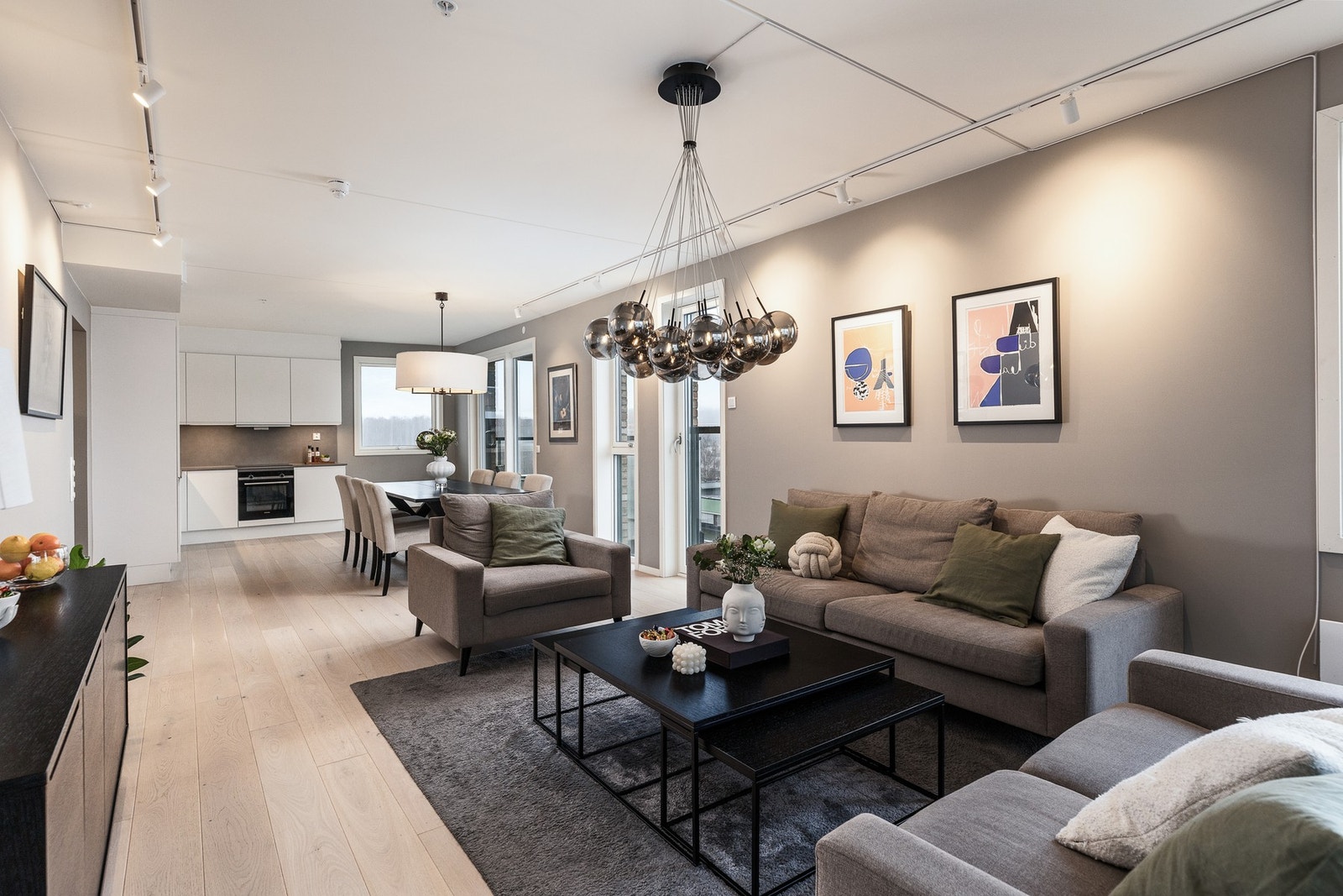 Boligens stue er av god størrelse og har moderne fargevalg og enstavs parkett på gulv. Galleribilde