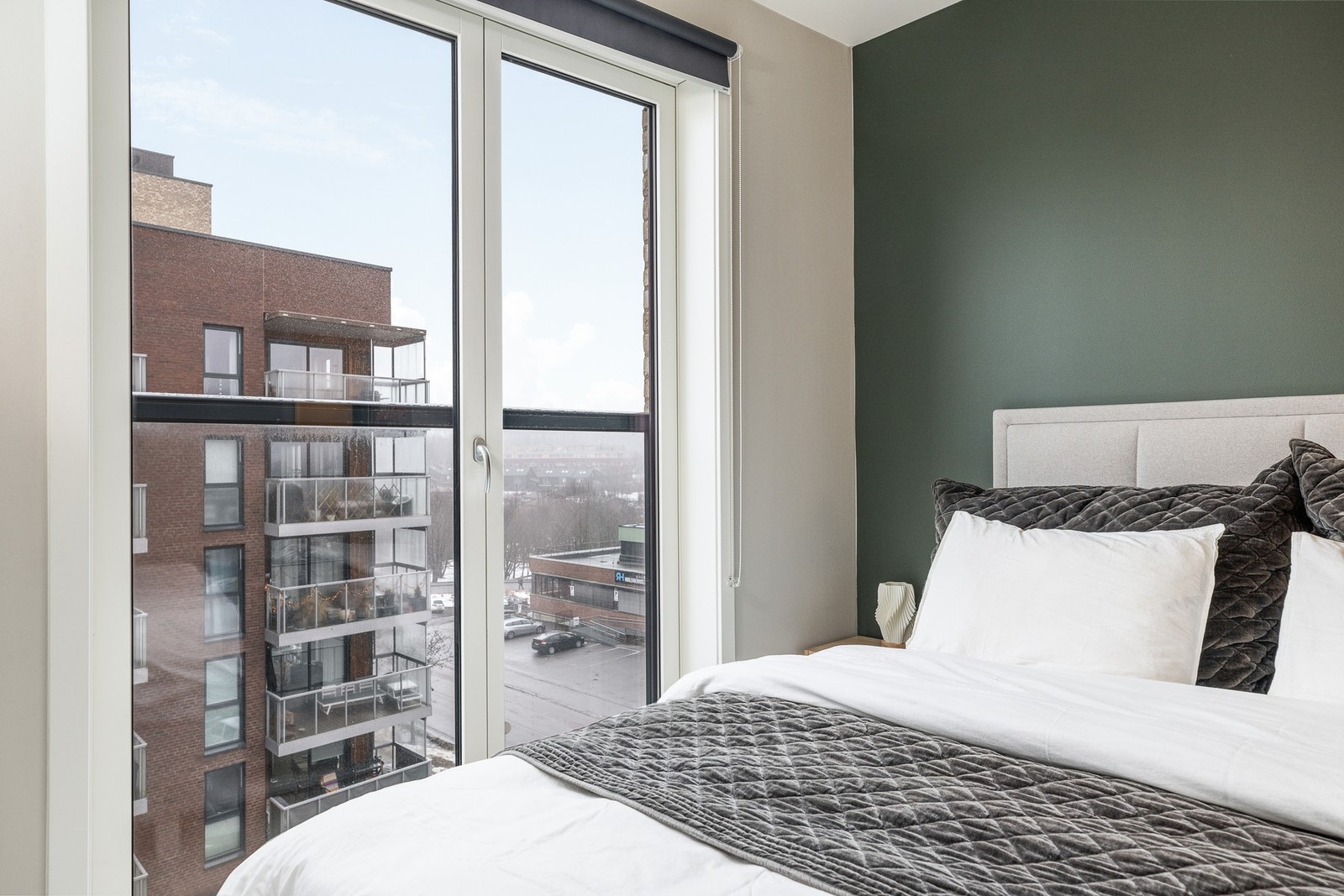 Rommet har en koselig fransk balkong. Galleribilde