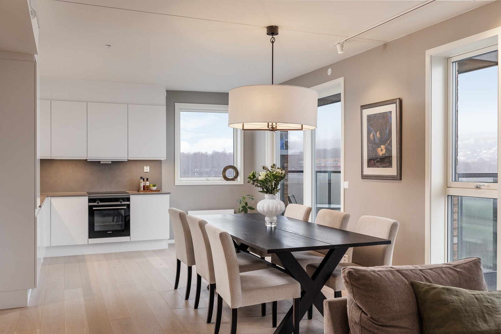 Det er montert elektriske utvendige screens på 3 vinduer i stue og ett vindu i soverom ved stue. Galleribilde