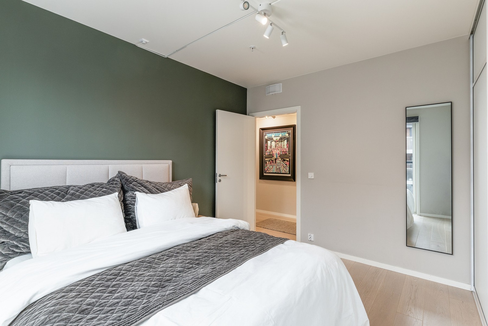 Hovedsoverommet har en praktisk skyvedørsgarderobe som gir enkel og skjult oppbevaring. Galleribilde