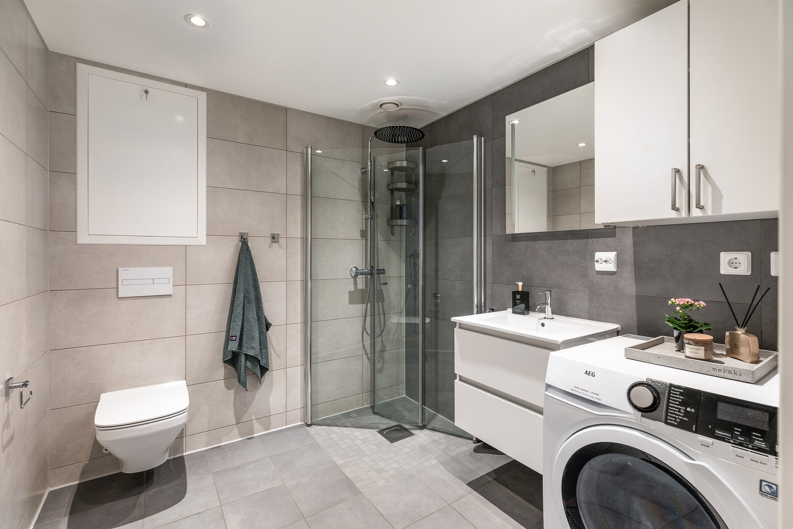 Badet fremstår tidløst og funksjonelt med flislagte overflater og behagelig gulvvarme. Galleribilde