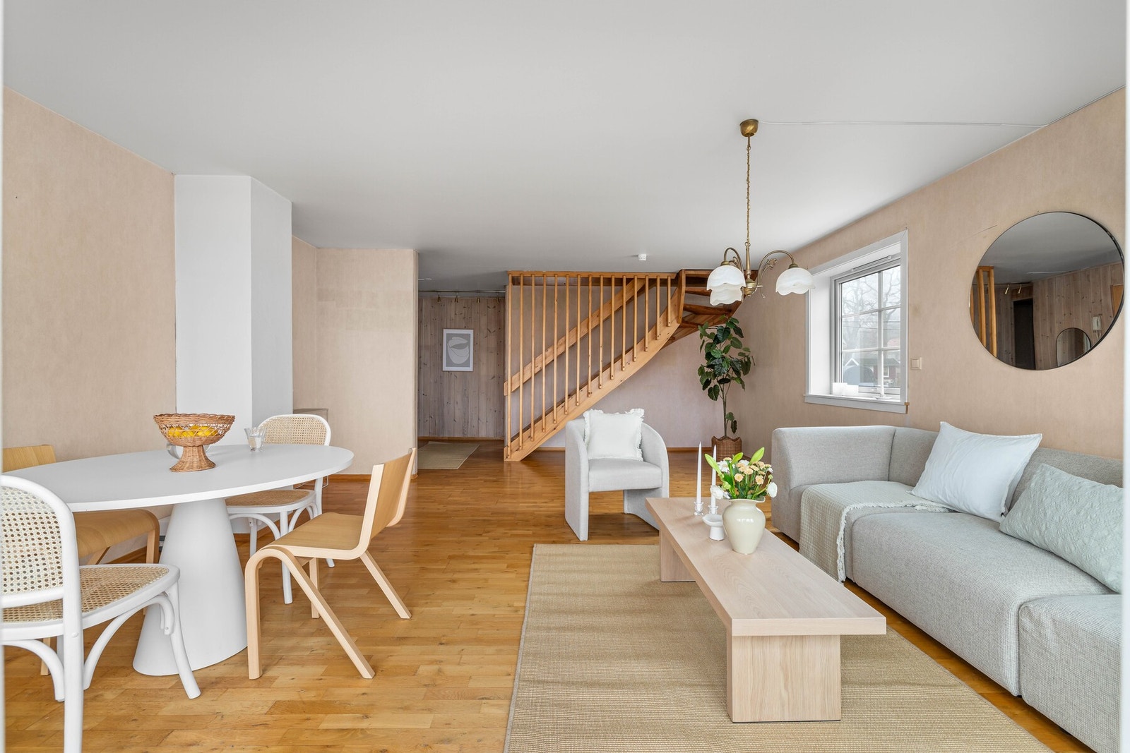 Boligen fremstår i hovedsak med standard fra byggeår, og vil etter dagens standard ha behov for modernisering og oppgradering. Galleribilde