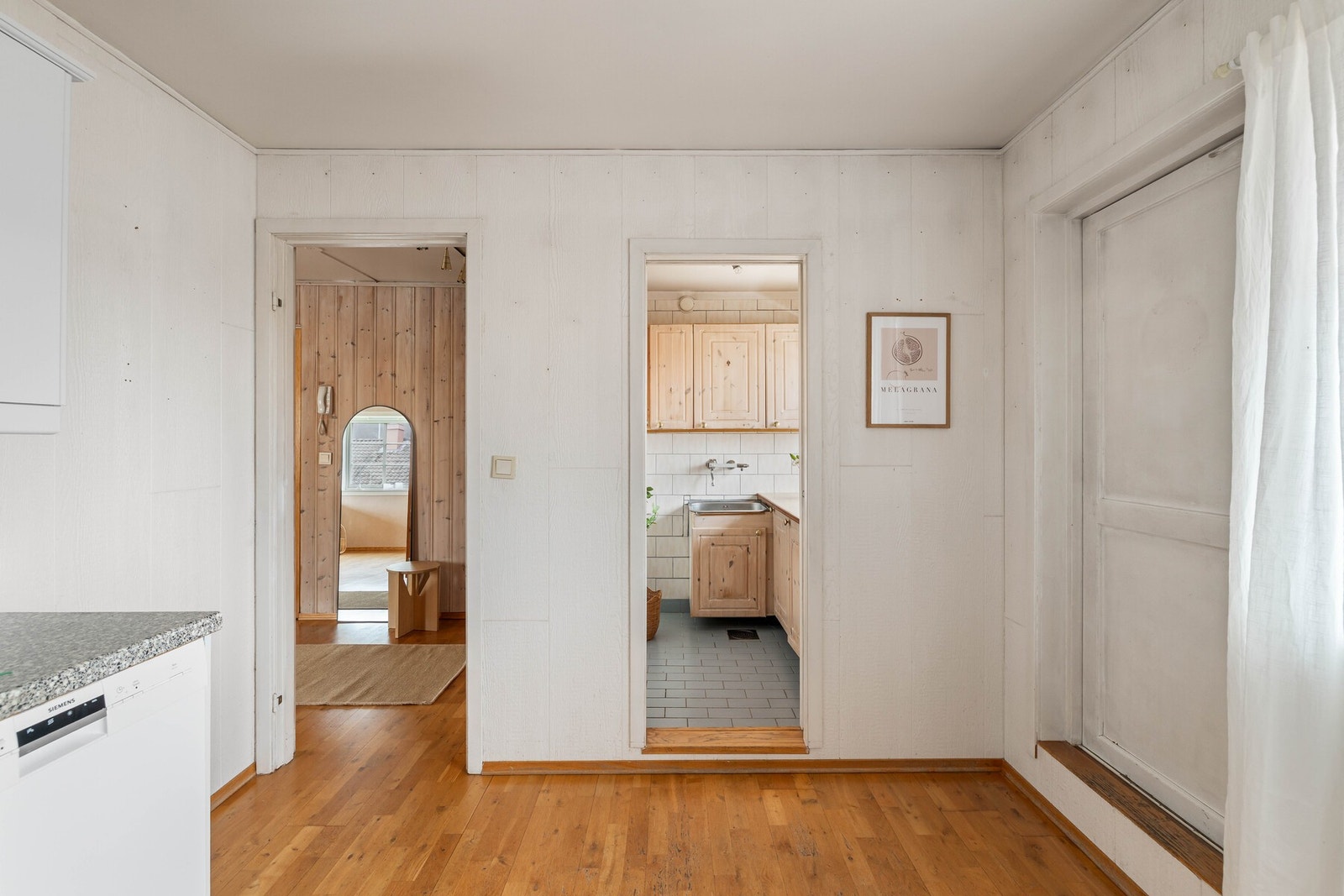 Fra kjøkkenet er det adkomst til vaskerommet. Galleribilde