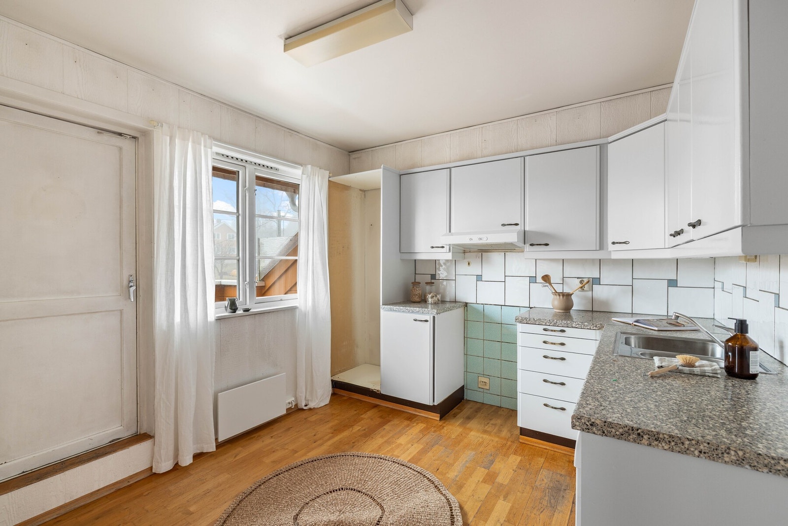 Fra kjøkken er det utgang til veranda. Galleribilde