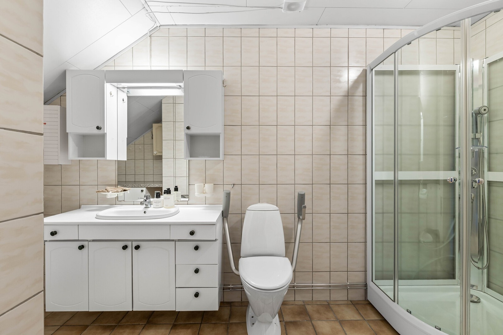 Bad med nyere dusjkabinett. Galleribilde