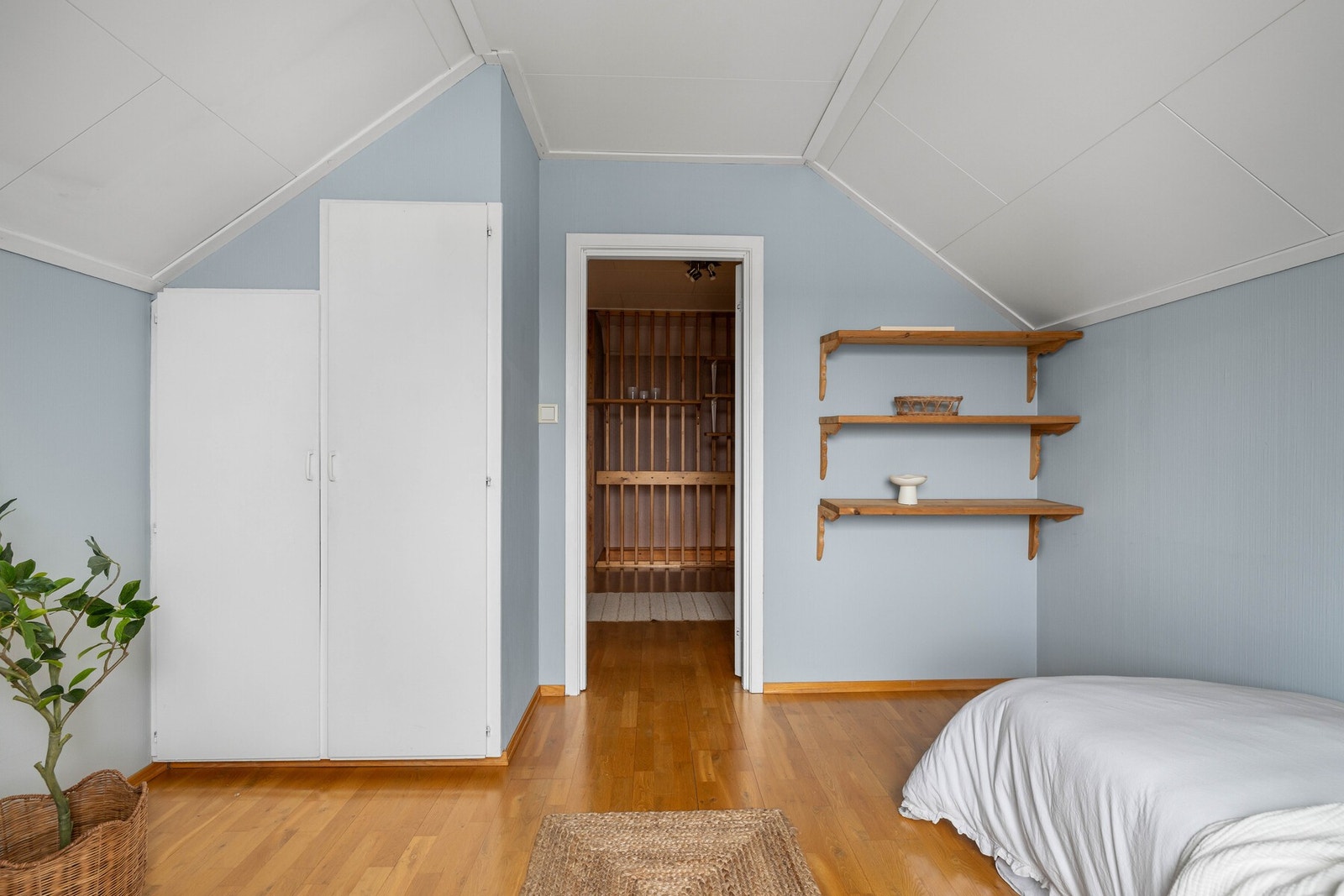 Det er også skapplass på dette soverommet. Galleribilde