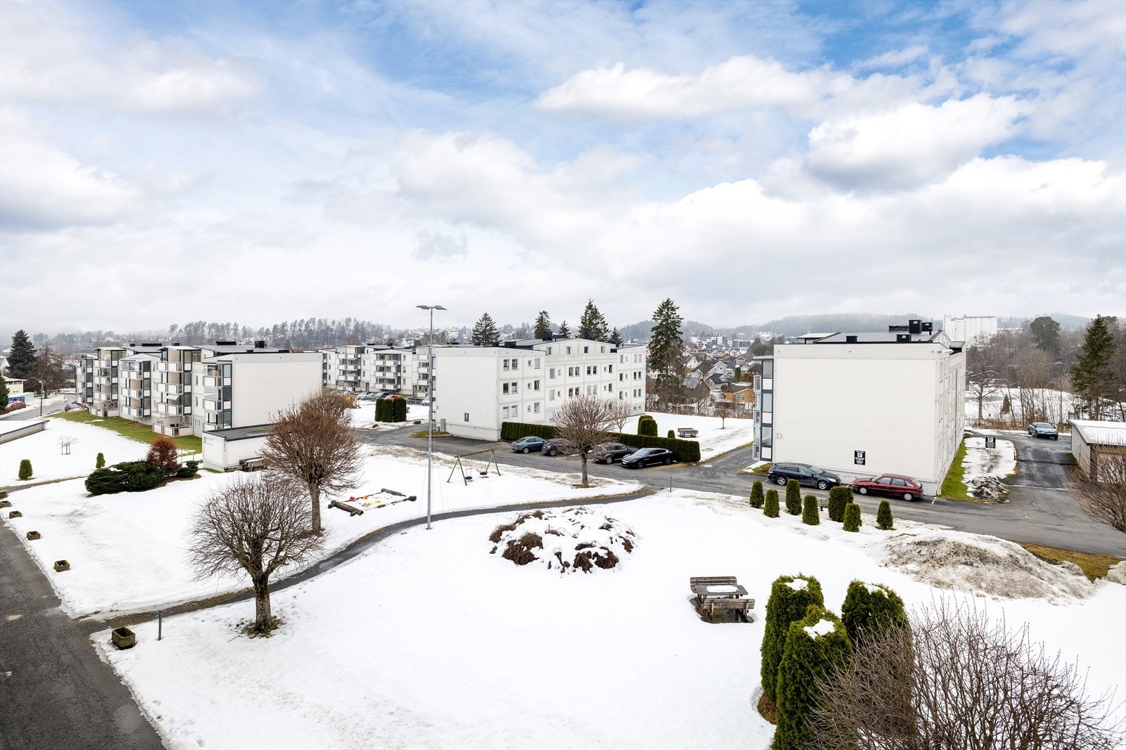 Fellesområdene er velstelte med grøntarealer, sittegrupper og lekeplass for beboernes benyttelse. Galleribilde