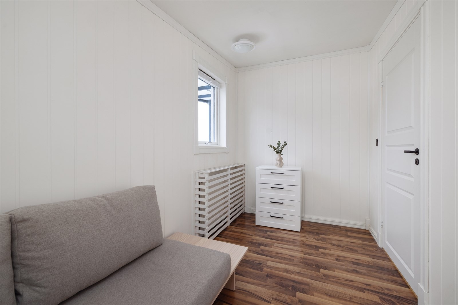 Det andre soverommet har god plass til seng og oppbevaringsmøbler, og adkomst fra gangen. Galleribilde