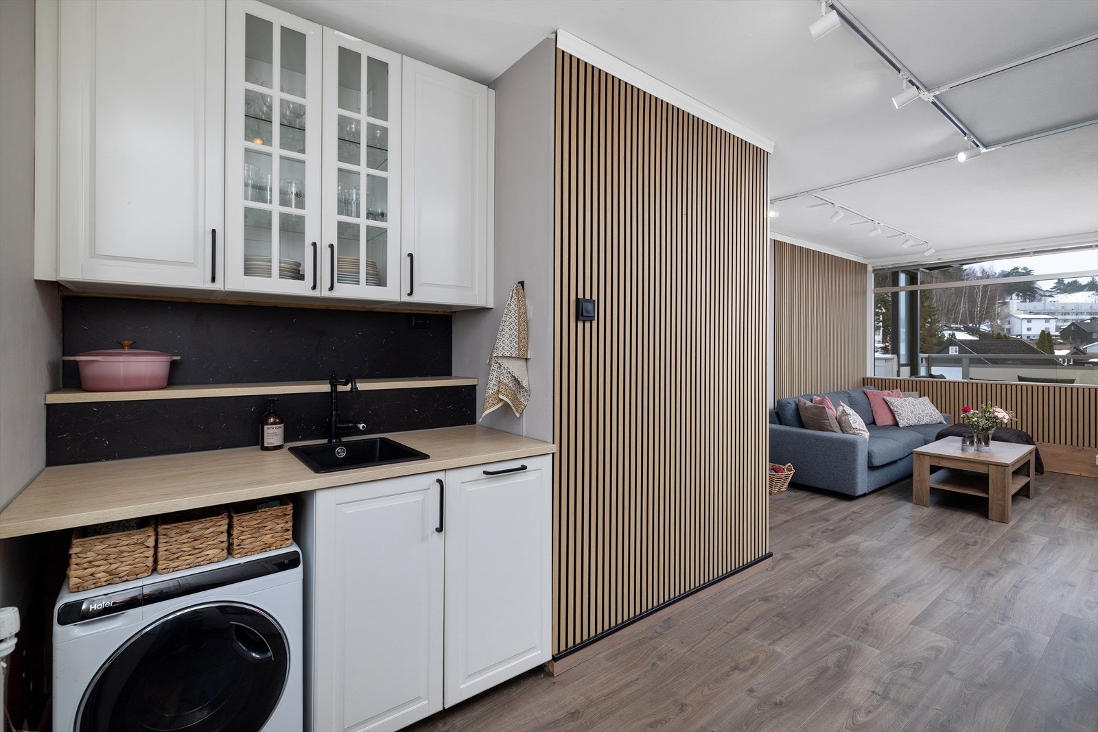 Praktisk innredet med komposittvask og opplegg for en smal vaskemaskin. Galleribilde