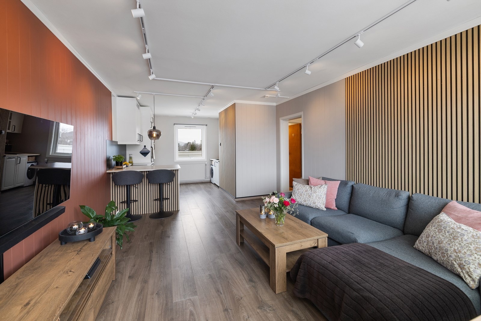 Kjøkkenet er nytt og stilrent, utstyrt med integrerte hvitevarer og en sosial barløsning. Galleribilde