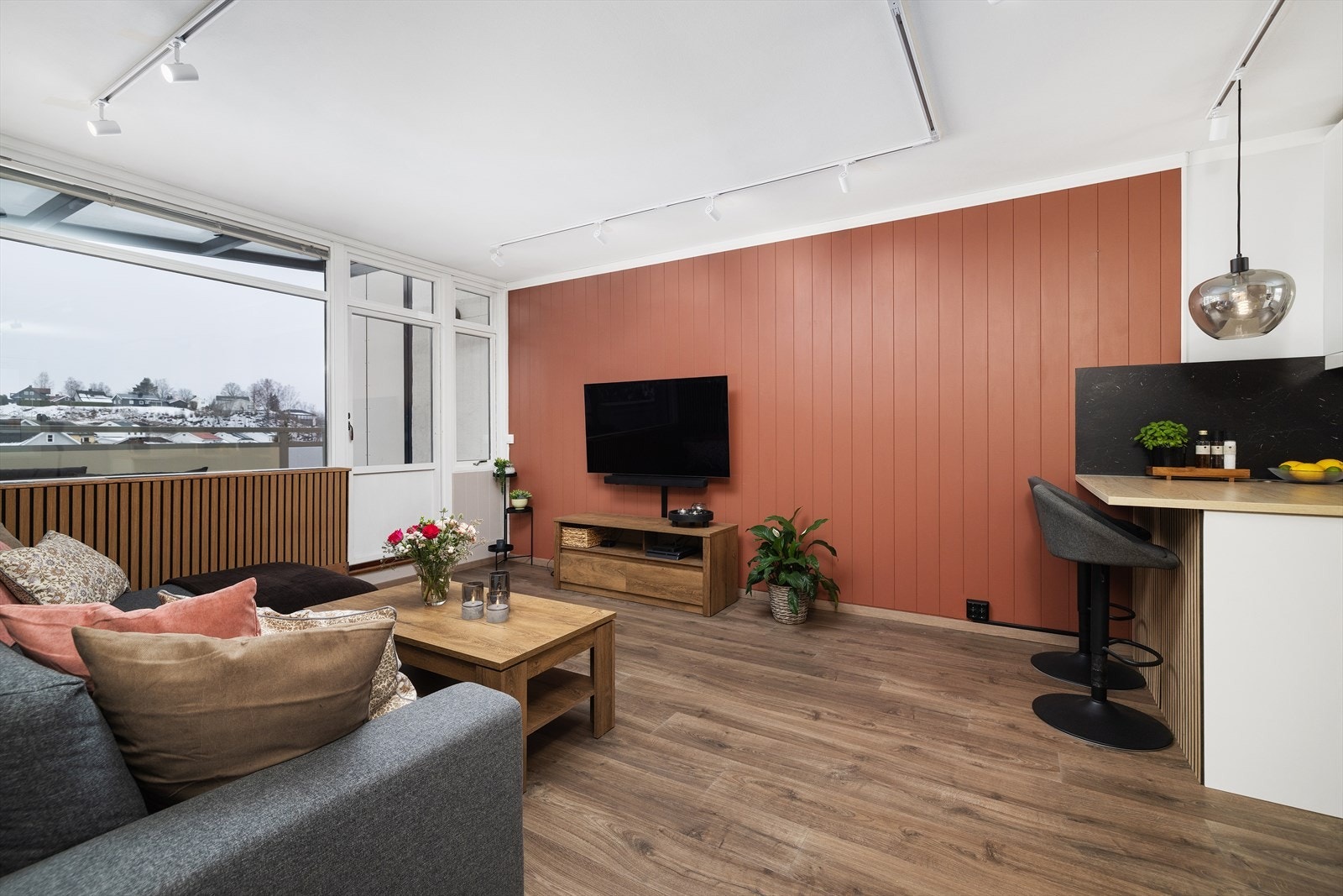 Stuen er et lyst og sosialt allrom med direkte utgang til den sørvendte balkongen. Galleribilde