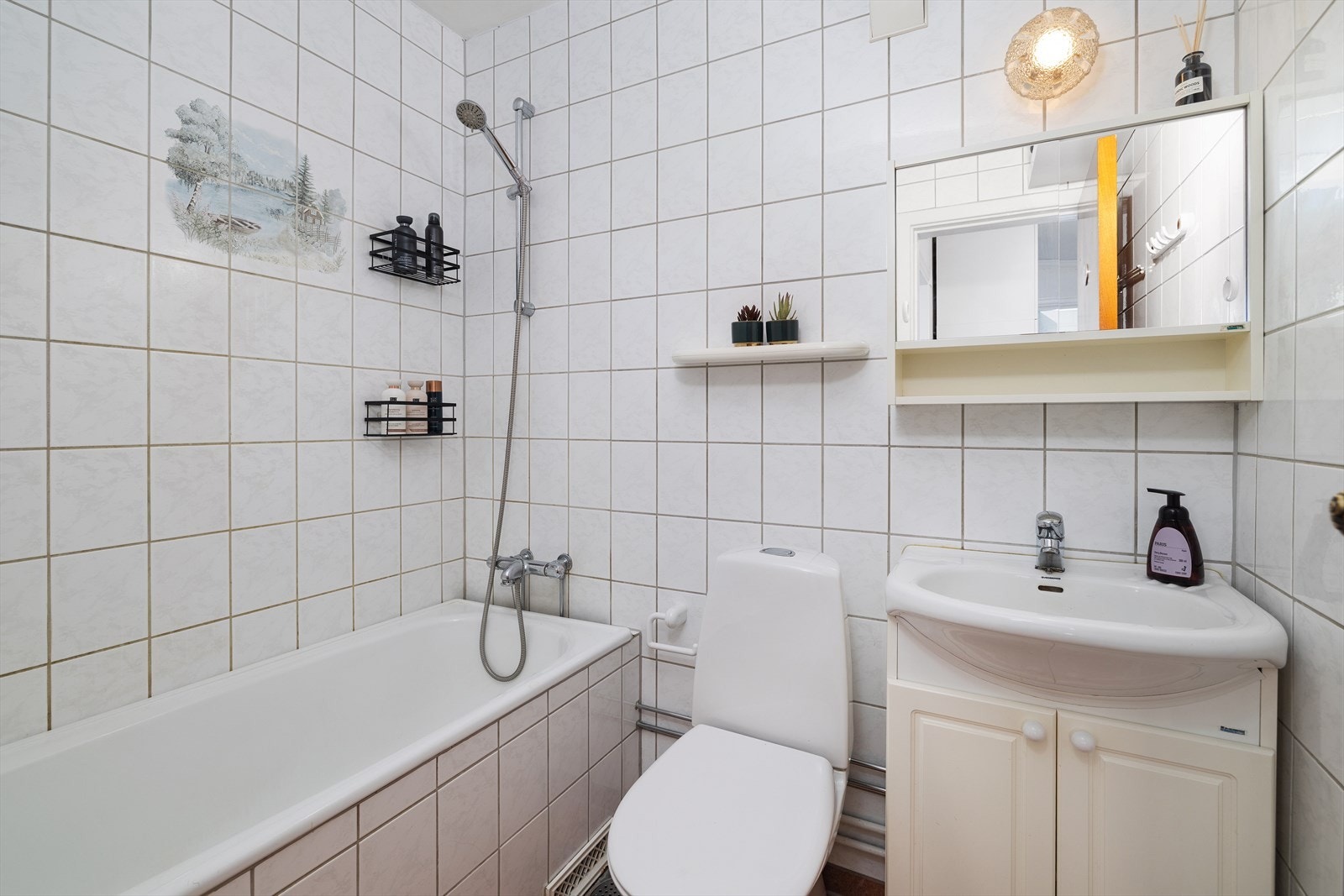 Naturlig ventilasjon og tidløse fliser på vegger og gulv. Galleribilde