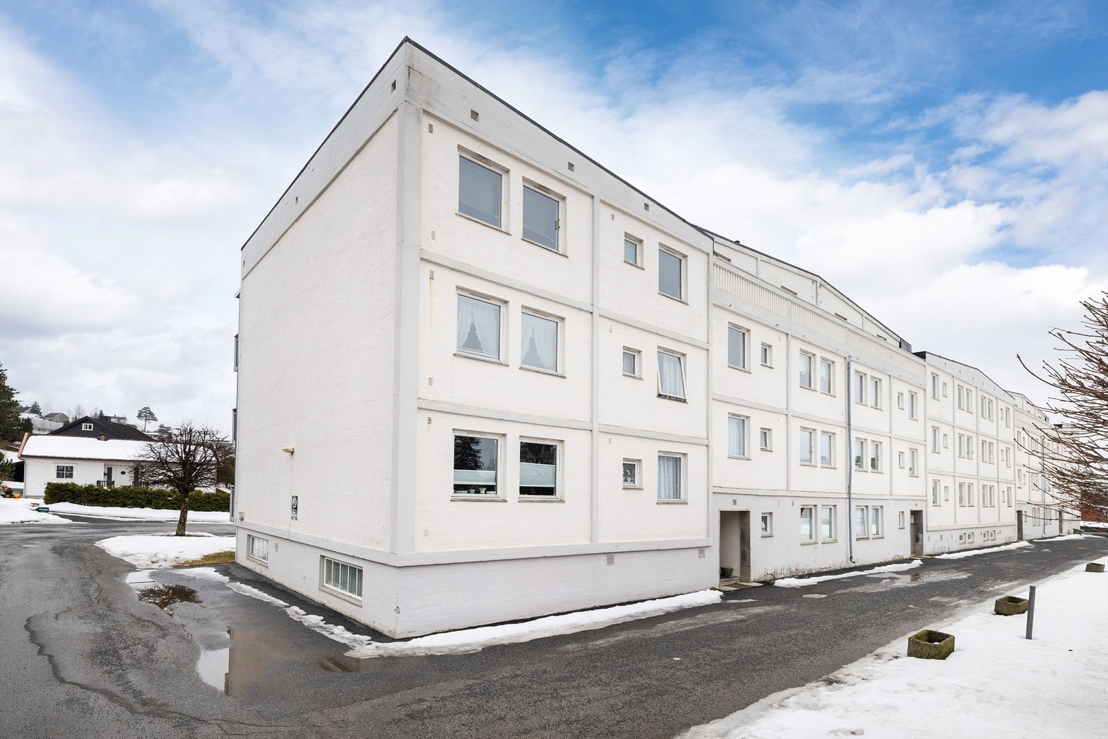 Bygget er fra 1959, med senere oppgraderinger som nye balkonger (2003/04) og tilknytning til fjernvarme (2012). Galleribilde