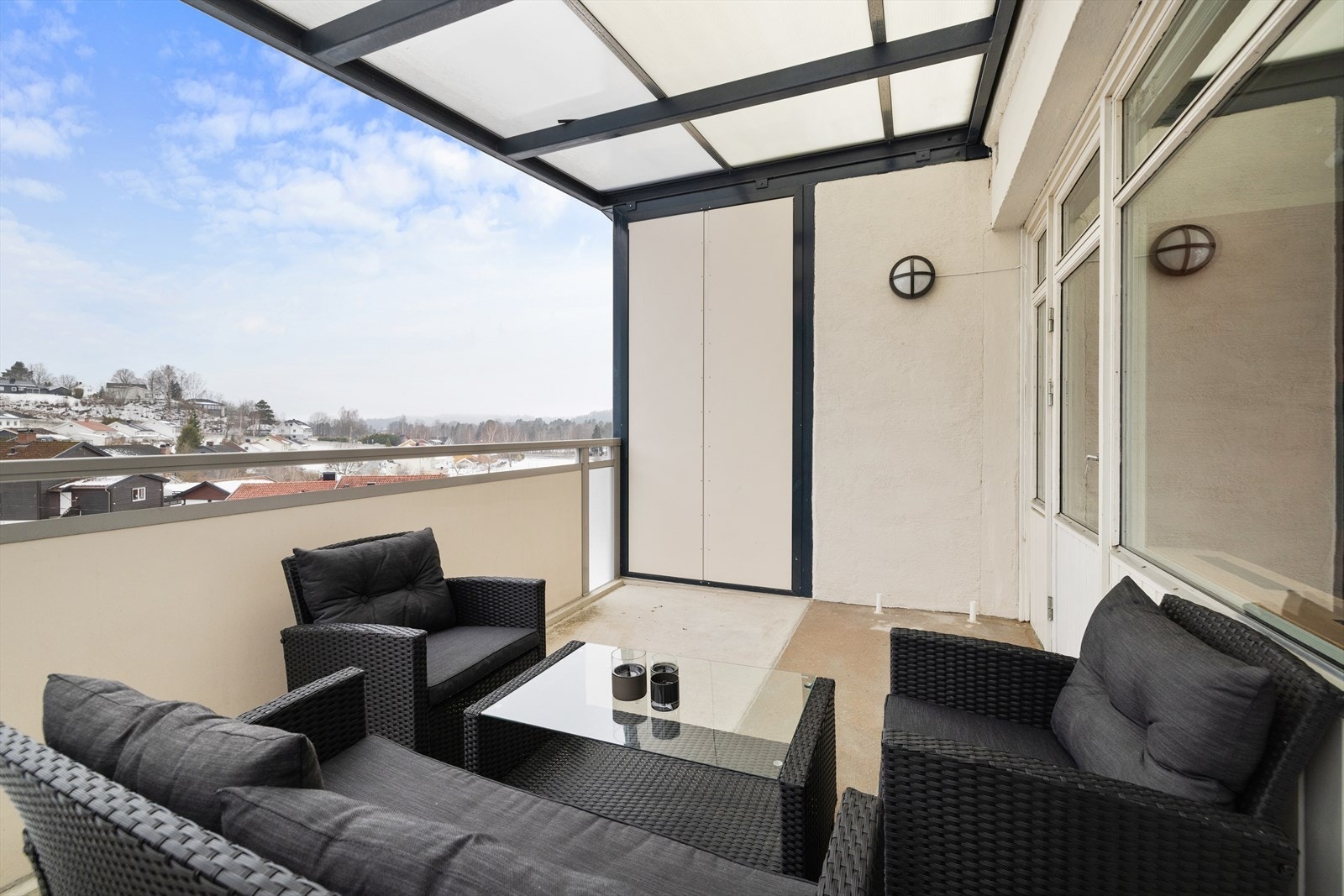 Den romslige, sørvendte balkongen på ca. 14 m² er delvis overbygget og har god plass til en sittegruppe. Galleribilde