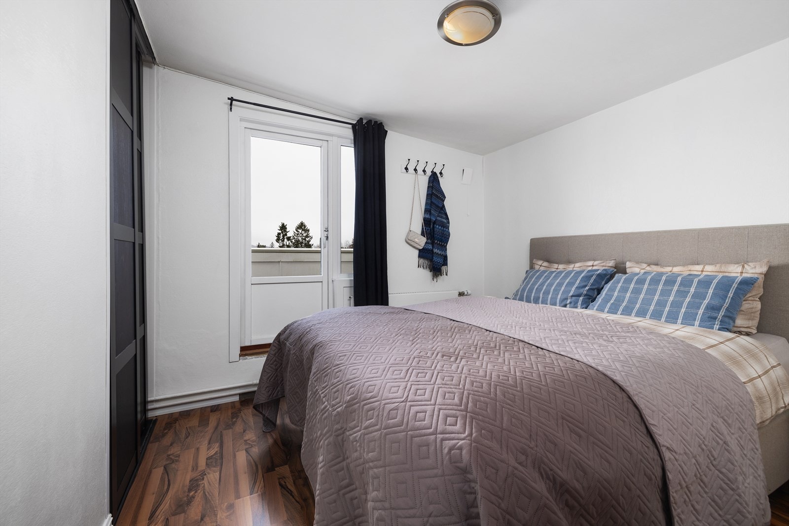 Lyse overflater og laminatgulv gir et godt utgangspunkt for personlig innredning. Galleribilde