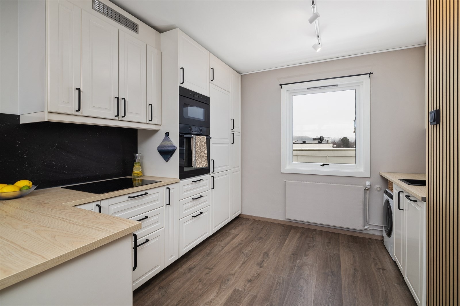 Kjøkkenventilator med kullfilter sørger for avtrekk over kokesonen. Galleribilde