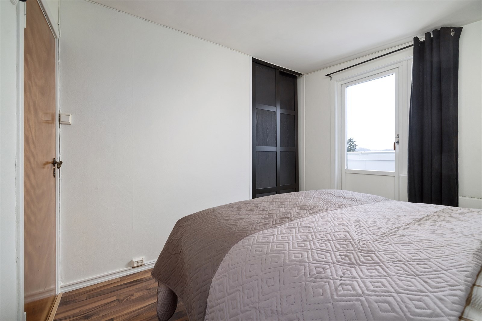 Rommet er utstyrt med en romslig skyvedørsgarderobe for effektiv oppbevaring. Galleribilde