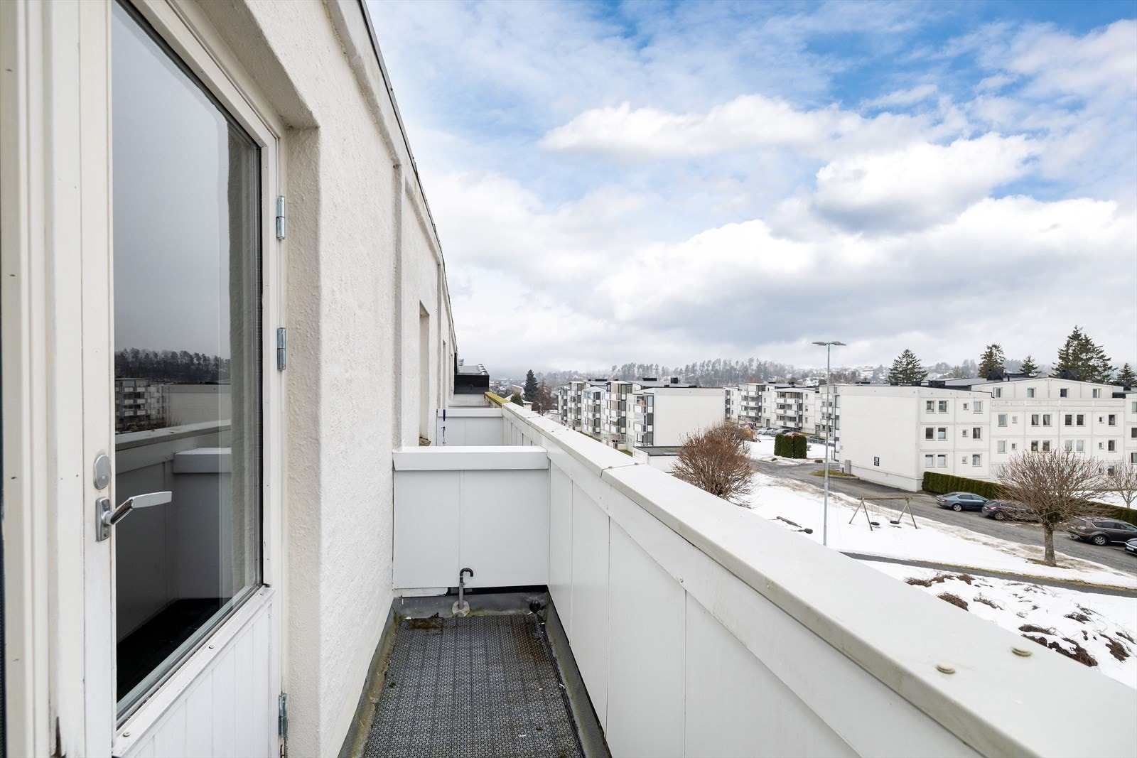 Den nordvendte altanen gir en ekstra uteplass, tilgjengelig fra det ene soverommet. Galleribilde