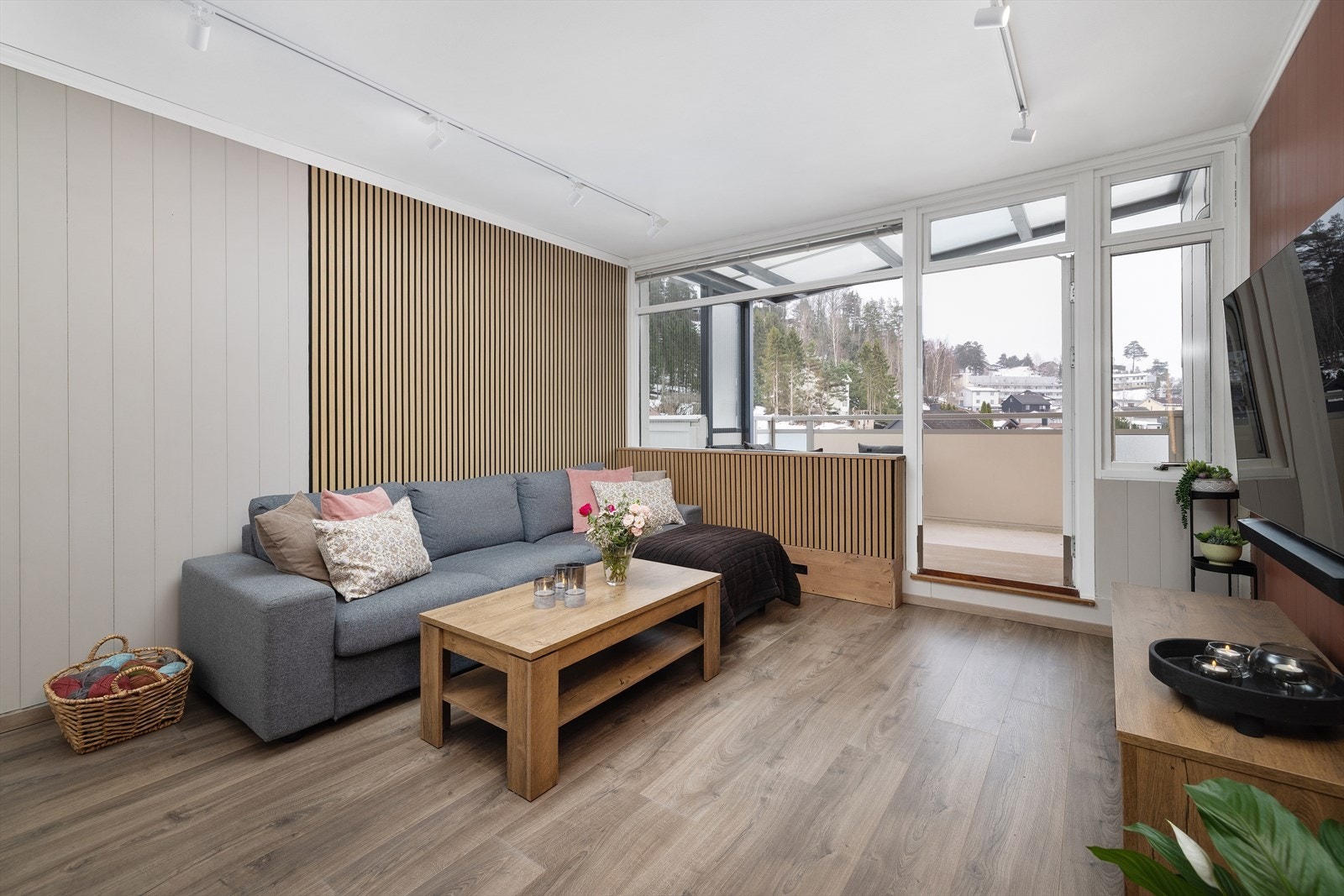 Gjennomgående laminatgulv og moderne overflater. Oppvarming via fjernvarme, med en elegant spilekledning over radiatoren. Galleribilde