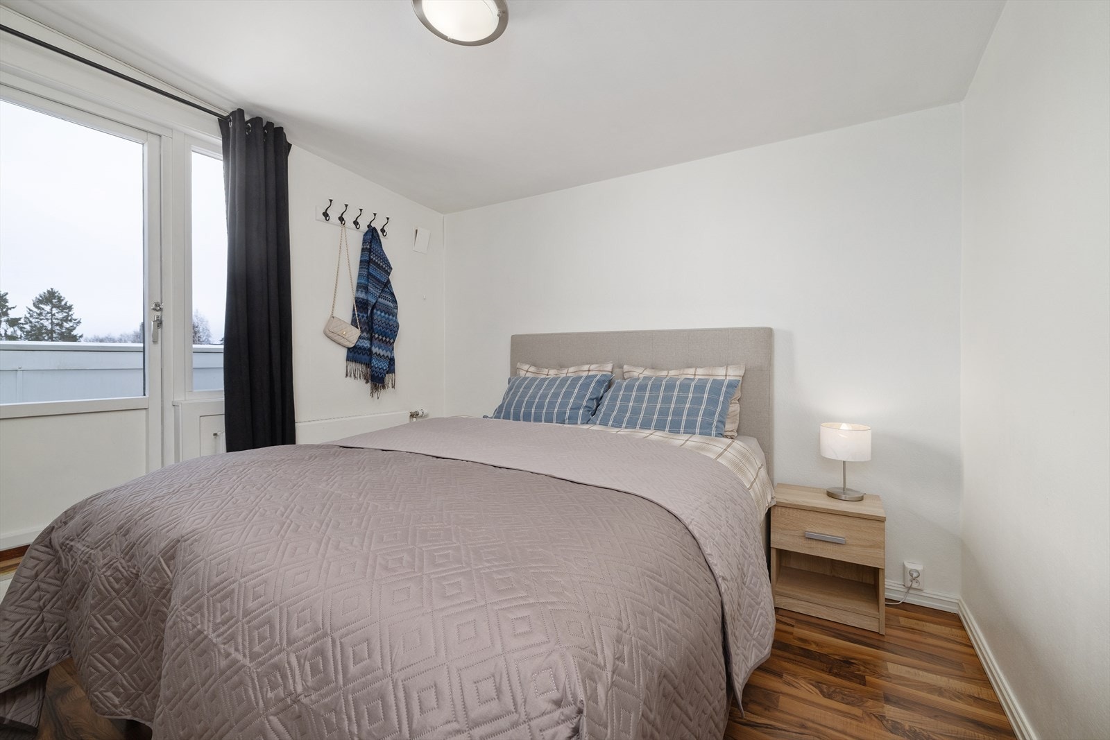 Hovedsoverom med utgang til en nordvendt altan på ca. 3 m². Galleribilde