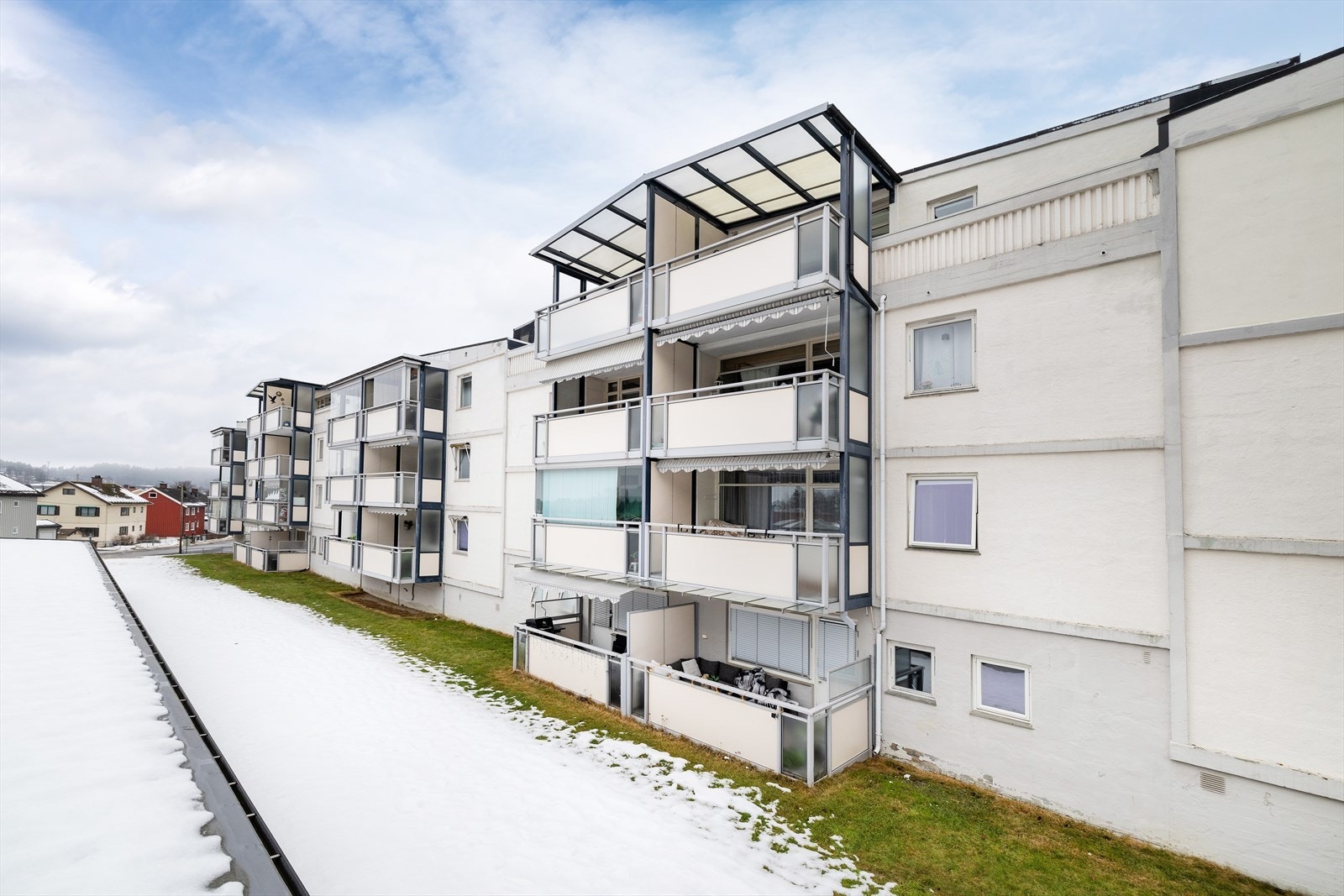 Leiligheten ligger i toppetasjen i blokk B i Nansenveien borettslag. Galleribilde