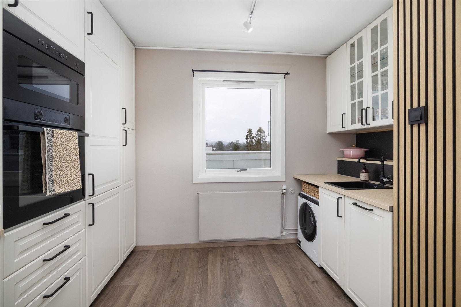 Godt med skapplass, integrert mikrobølgeovn og kombiskap for kjøl og frys. Galleribilde